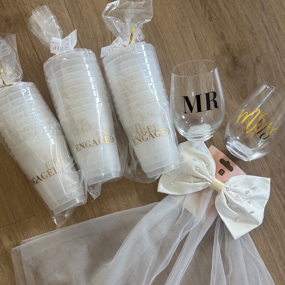 Sophisticated White and Gold Party Tableware Set